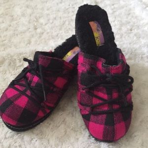 So cute!  Pink checked clogs
